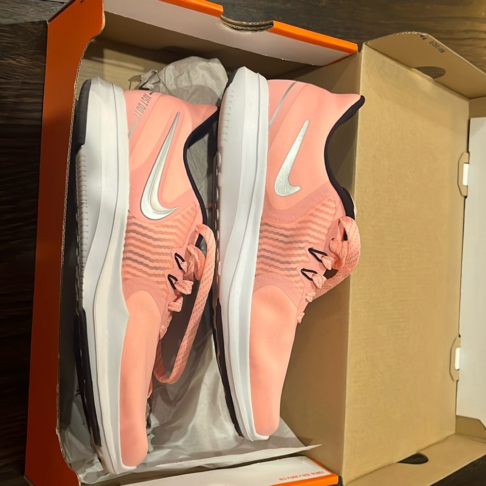Nike In-Season TR8 (size 7.5)